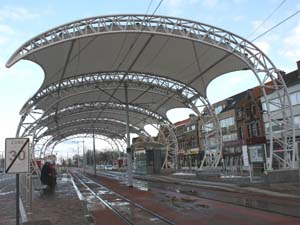 Gespanne architectural overkappingsdoek voor de tramhalte van Nieuwpoort. : Textielarchitectuur : Textielarchitectuur